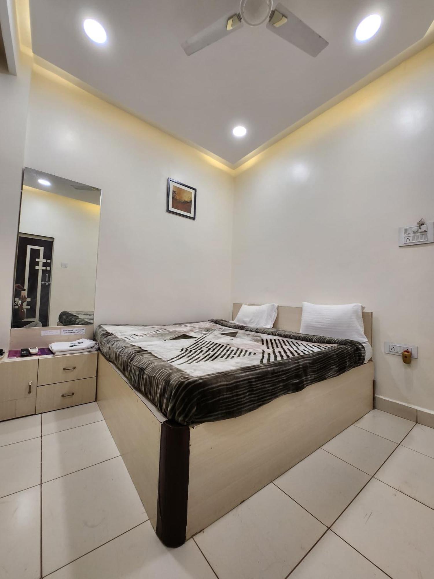 Hotel Anantshree اوجاين المظهر الخارجي الصورة